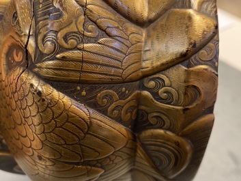 Une selle 'kura' et sa paire d'&eacute;triers 'abumi' en laque dor&eacute;e, Japon, Muromachi, 16&egrave;me